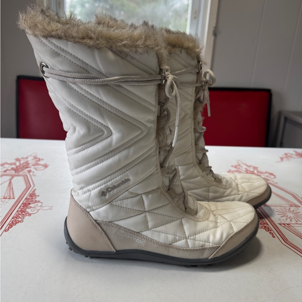 Columbia Women's Size 9 Cream Waterproof Lace-Up Furry Winter Boots